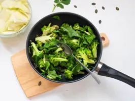 Brokkoli und Kohlrabi werden in einer Pfanne gebraten