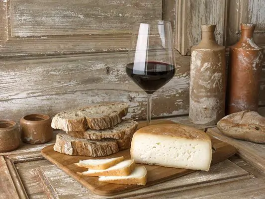 Rotwein dazu Käse und Brot