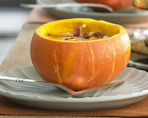 Kürbissuppe mit Kartoffeln und Parmaschinken im Kürbis