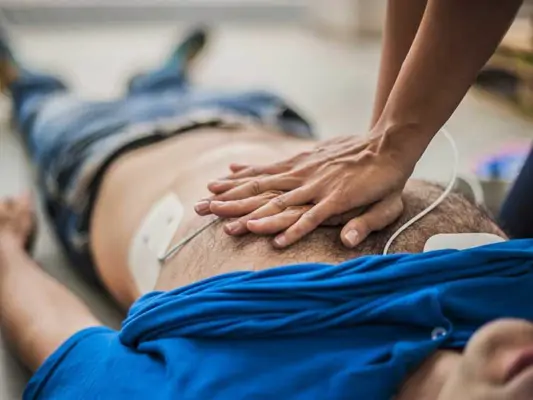 Herzmassage bei einem Herzinfarkt