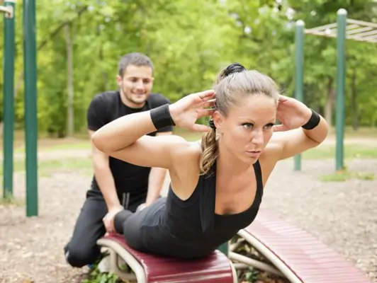 Frau mach Rückentraining unter Anleitung