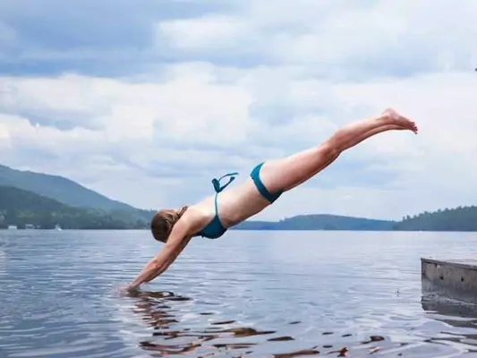 Tipps für die Bikinifigur: Frau springt ins Wasser