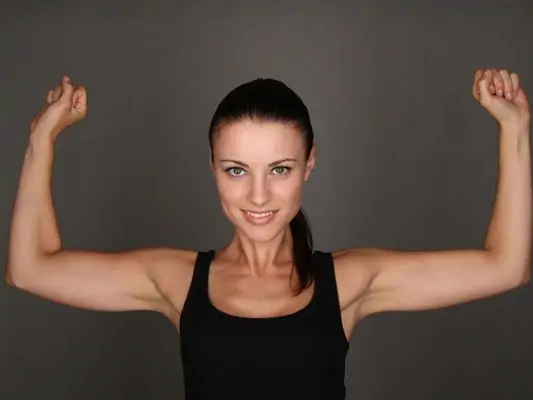 Sportliche Frau mit schlanken Oberarmen