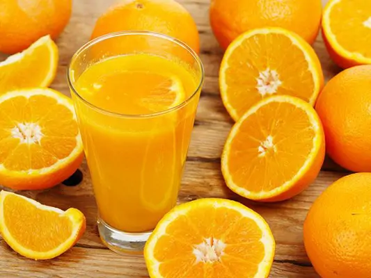 Orangensaft und Orangen