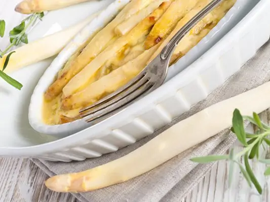Spargel in einer Auflaufform