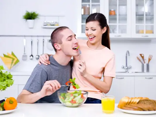 Junges Paar ernährt sich gesund - 80:20-Regel