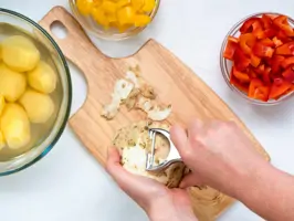 Kartoffelgulasch mit Paprika – Step 1