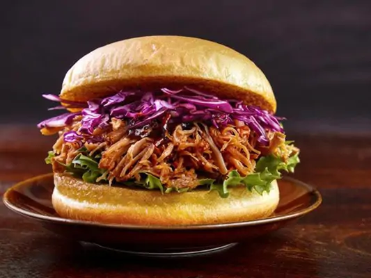 Veganer Pulled Pork-Burger aus Jackfrucht
