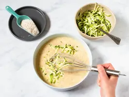 Zucchini-Pancakes mit Paprika-Joghurt-Dip Step 1