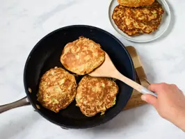 Zucchini-Pancakes mit Paprika-Joghurt-Dip Step 2