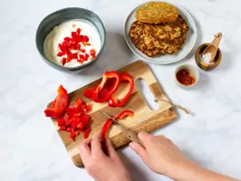 Zucchini-Pancakes mit Paprika-Joghurt-Dip Step 3
