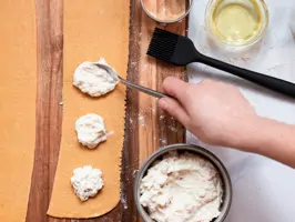 Ravioli werden mit Ricotta-Nuss-Füllung gefüllt