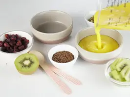 Mango-Smoothie-Bowl mit Kiwi