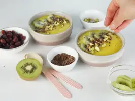 Mango-Smoothie-Bowl mit Kiwi