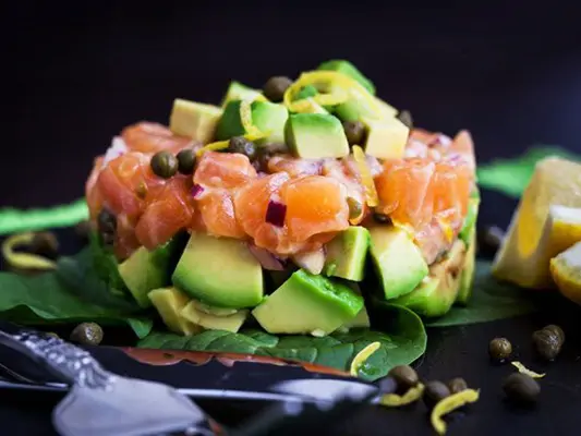Römersalat mit Lachstatar mit Avocado