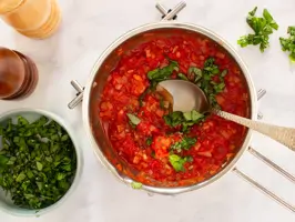 Tomatensauce wird zubereitet