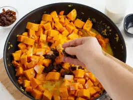 Süßkartoffelragout mit Schokolade und Halloumi Step 2