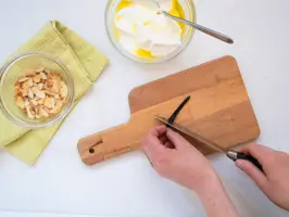 Vanilleschote wird ausgekratzt