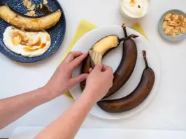 Gebackene Banane wird geschält