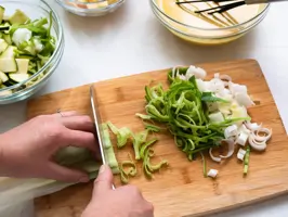 Kurkumapfannkuchen mit Lauch-Zucchini-Füllung – Step 1