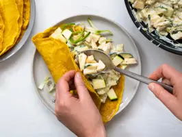 Kurkumapfannkuchen mit Lauch-Zucchini-Füllung – Step 3