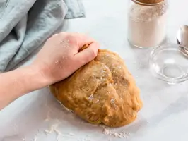 Nudelteig wird zu einer Kugel geformt