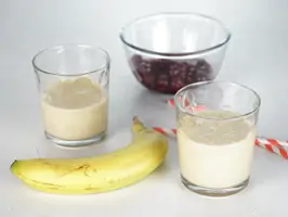 Zweifarbiger Kirsch-Bananen-Smoothie Step 1