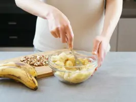 Bananenbrot Step 1: Bananen zerkleinern
