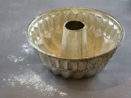 Marmorkuchen Step 3: Form fetten