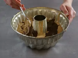 Marmorkuchen Step 4: Teig einfüllen
