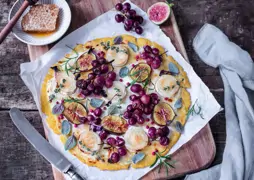 Hashimoto-Abendessen: Polenta-Pizza mit Ziegenkäse, Feigen und Trauben