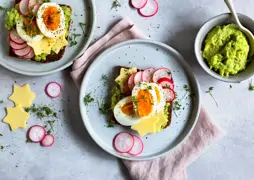 Hashimoto-Frühstück: Avocado-Smørrebrød mit Ei