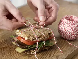 Sandwiches mit Küchengarn zusammenbinden