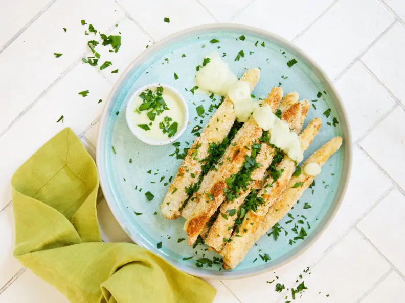 Spargel aus der Heißluftfritteuse mit einer Panade aus Grana Padano und Vollkornsemmelbröseln 