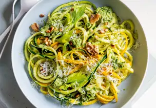 Zoodles mit Sellerie-Nuss-Pesto