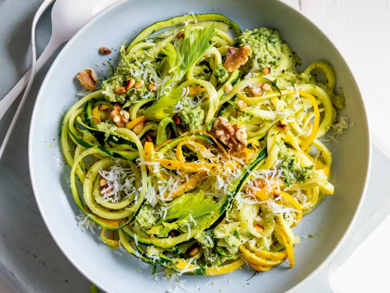 Zoodles mit Sellerie-Nuss-Pesto