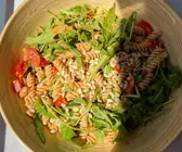Nudelsalat mit Pesto und Rucola