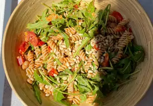 Nudelsalat mit Pesto und Rucola