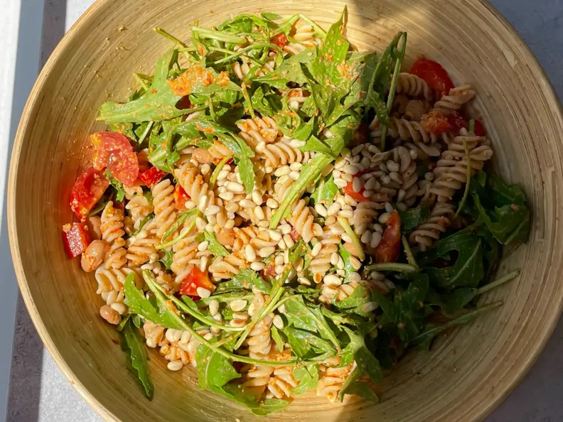 Nudelsalat mit Pesto und Rucola