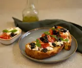 Brot mit Oliven und Feta