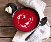 Rote-Bete-Suppe mit Meerrettich und Apfel