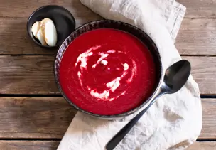 Rote-Bete-Suppe mit Meerrettich und Apfel