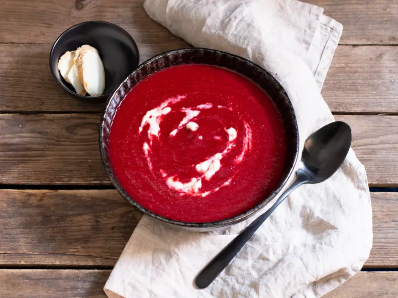 Rote-Bete-Suppe mit Meerrettich und Apfel