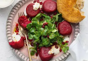 Rote-Bete-Falafel mit Feldsalat