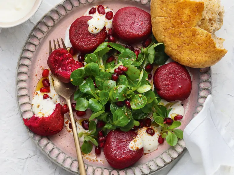 Rote-Bete-Falafel mit Feldsalat