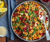 Süßkartoffel-Kichererbsen-Mix mit Feta und Granatapfelkernen