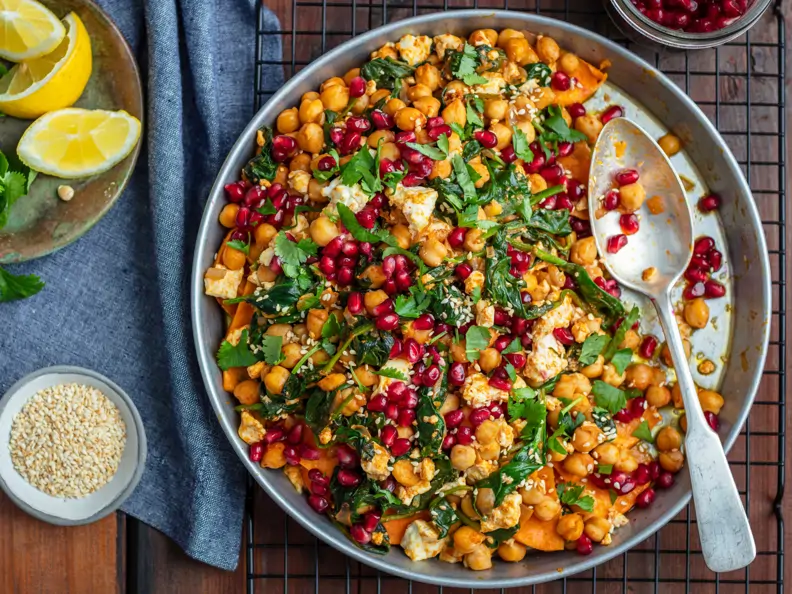 Süßkartoffel-Kichererbsen-Mix mit Feta und Granatapfelkernen