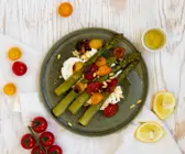 Grüner Spargel mit Burrata