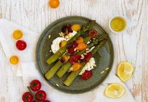 Grüner Spargel mit Burrata