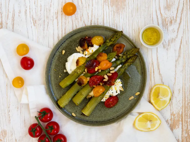 Grüner Spargel mit Burrata